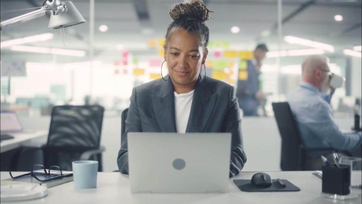 Estudiante completando módulos de SEO en plataforma de aprendizaje online